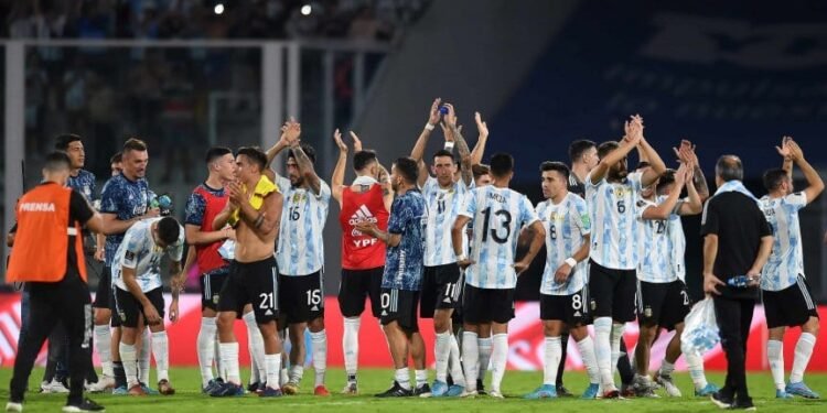 Argentina le ganó a Colombia ante el fervor cordobés y estiró su invicto