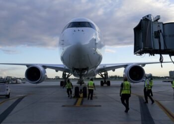 Algunas aerolíneas cancelan o desvían los vuelos a Ucrania