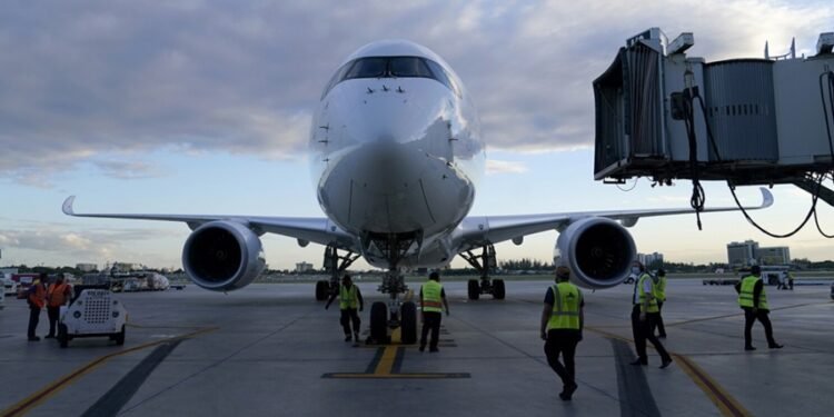 Algunas aerolíneas cancelan o desvían los vuelos a Ucrania
