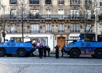 París se mantiene bajo fuerte vigilancia tras las protestas de antivacunas