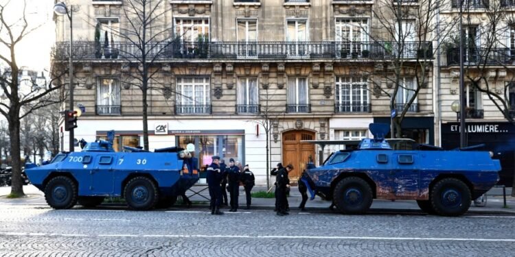 París se mantiene bajo fuerte vigilancia tras las protestas de antivacunas