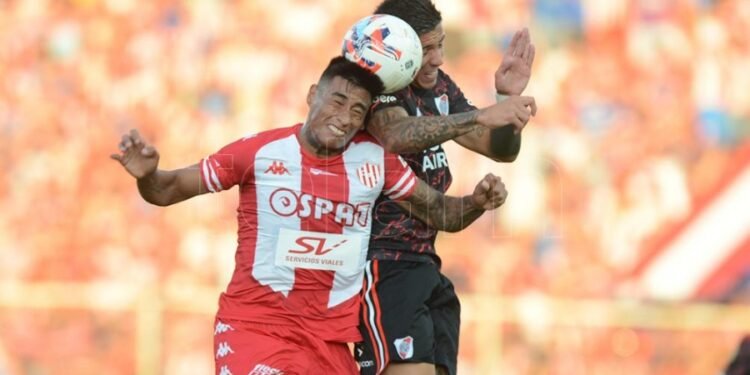 Unión sorprendió a River en el arranque de la Copa de la Liga
