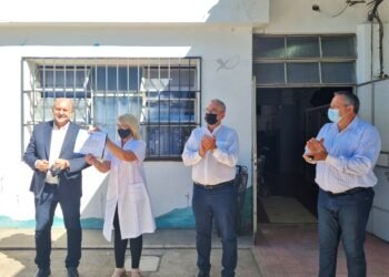 Perotti entregó aportes a la Escuela Sarmiento, de Vila