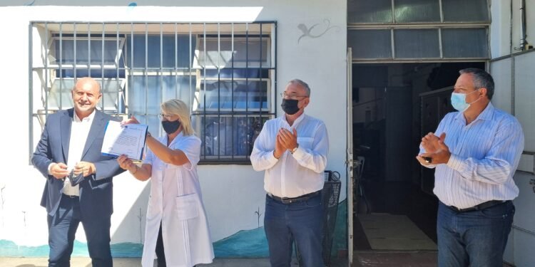 Perotti entregó aportes a la Escuela Sarmiento, de Vila