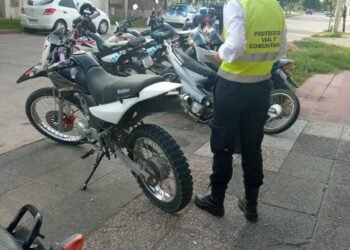Circulaba sin casco ni papeles y le retuvieron la moto