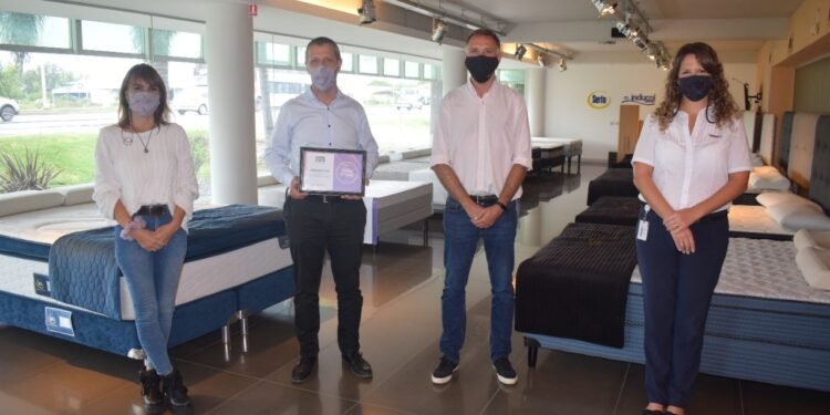 Reconocimiento del municipio a la empresa Limansky