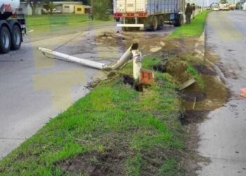 Un camión perdió el acoplado y derribó columnas de alumbrado