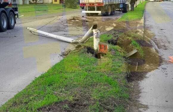 Un camión perdió el acoplado y derribó columnas de alumbrado