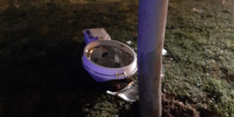 Conducía alcoholizado y se chocó una columna y un árbol