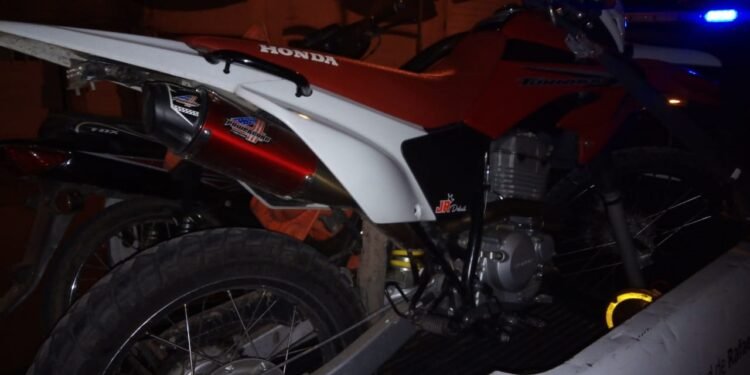 Le retuvieron la moto por circular sin papeles, sin patente y escape libre