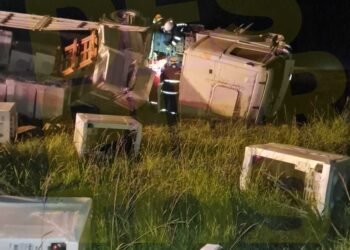 Volcó un camión que llevaba una carga de cocinas