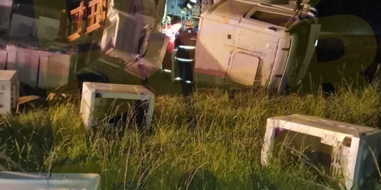 Volcó un camión que llevaba una carga de cocinas