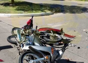 Violento choque entre dos motos y un auto en Bv. Roca