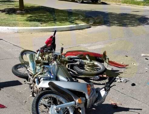 Violento choque entre dos motos y un auto en Bv. Roca