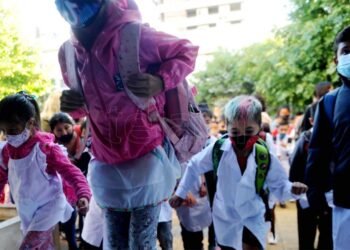 Los especialistas recomiendan sostener el uso del barbijo en las escuelas