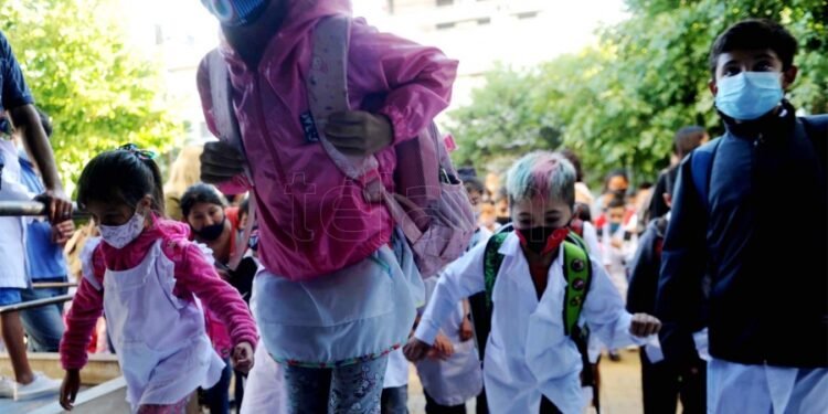 Los especialistas recomiendan sostener el uso del barbijo en las escuelas