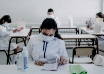 Médicos afirman que «no es momento» de retirar la obligatoriedad del barbijo en las aulas