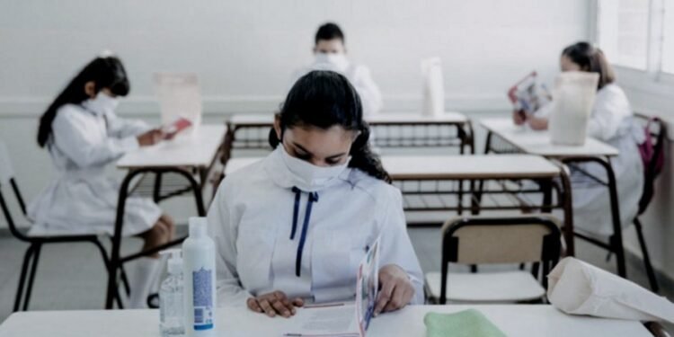 Médicos afirman que «no es momento» de retirar la obligatoriedad del barbijo en las aulas