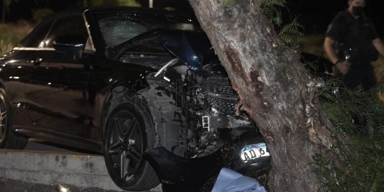 Dos jóvenes murieron al ser atropellados mientras estaban sentados en el cordón de una vereda