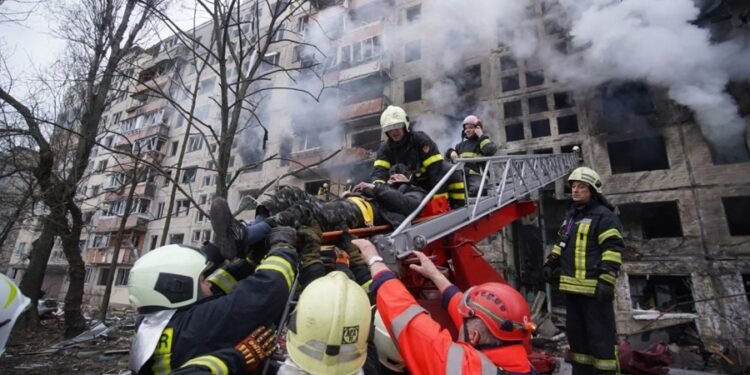 Rige el toque de queda en Kiev y Rusia afirma que ya domina Jerson