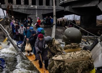 Civiles huyen de ciudades de Ucrania por corredores humanitarios durante tregua de Rusia