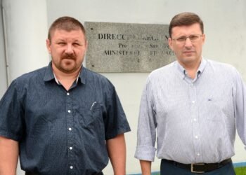 Reclaman por un faltante de sillas y bancos en el Colegio Nacional