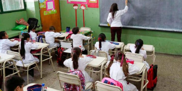 Docentes santafesinos aceptaron la propuesta del gobierno por ajustado margen