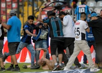 Tragedia en el fútbol mexicano, tras una batalla campal entre hinchas del Querétaro y el Atlas