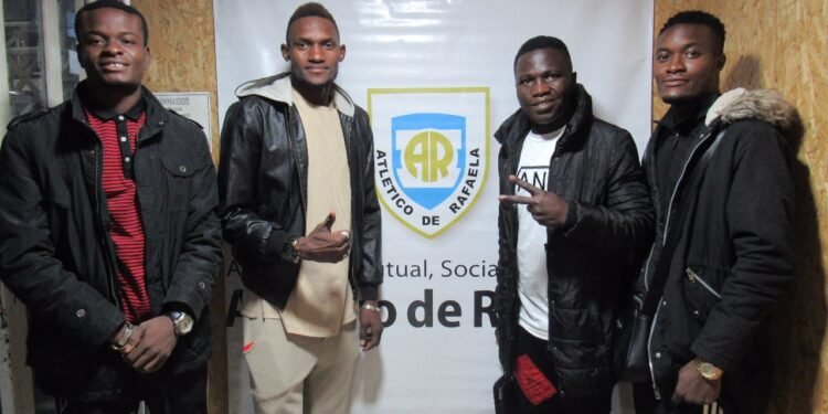 Cuatro futbolistas africanos realizan innovadora experiencia en Atlético