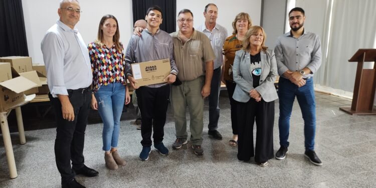 Entregaron netbooks en Bella Italia