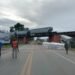 Descarriló un tren y cayó de un puente sobre la ruta 33