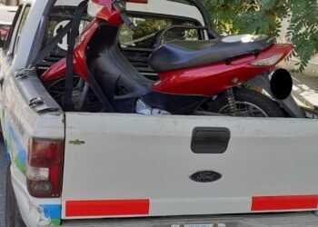 Circulaba sin casco, carnet ni documentación: Le retuvieron la moto