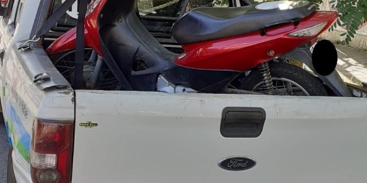 Circulaba sin casco, carnet ni documentación: Le retuvieron la moto