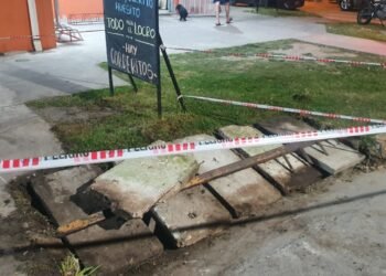 Grave accidente: una mujer cayó a una boca de tormenta en avenida Italia