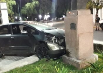 Venía «pisteando» y no era tan bueno: terminó en el cantero