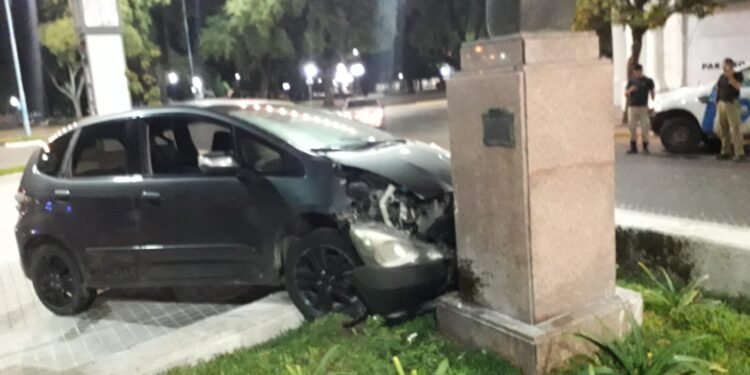 Venía «pisteando» y no era tan bueno: terminó en el cantero