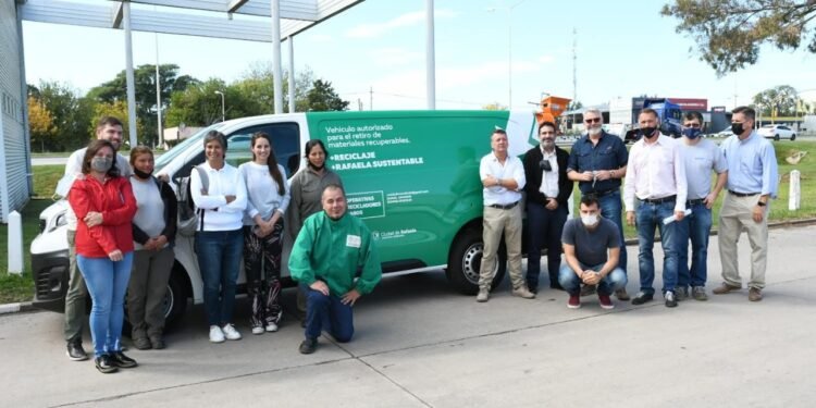 Entregaron una nueva camioneta a las cooperativas de recicladores locales