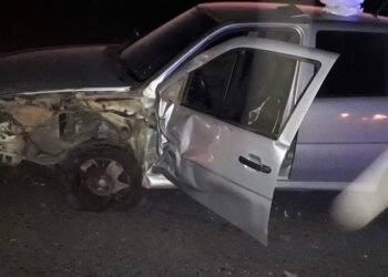 Auto chocó contra un camión en el cruce de Ataliva