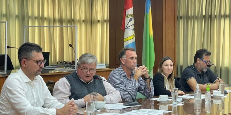 Fuerte cruce de funcionarios del Ejecutivo con Mársico