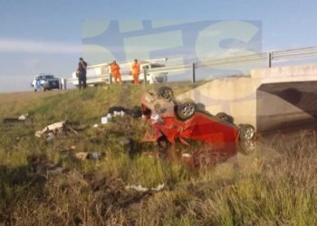 Despiste y vuelco en la autopista de la RN 34: hay heridos