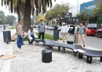 Comenzó la instalación del mobiliario en los canteros de bulevar Santa Fe