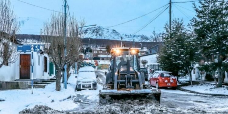 Rigen alertas amarillas por fuertes vientos, tormentas y nevadas en doce provincias