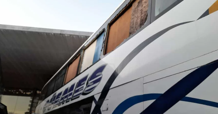 Escándalo por un colectivo que venía a Rafaela con cartones en las ventanillas