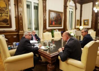 Fernández recibió a Perotti y Javkin para abordar políticas de seguridad