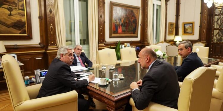 Fernández recibió a Perotti y Javkin para abordar políticas de seguridad