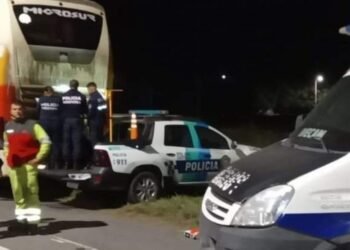 Dispararon casi 90 tiros contra dos micros e investigan un conflicto entre empresas