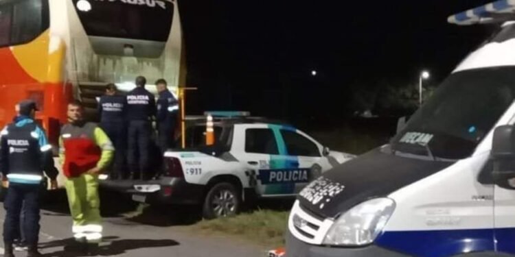 Dispararon casi 90 tiros contra dos micros e investigan un conflicto entre empresas