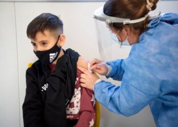 Comenzarán a vacunar con terceras dosis a niños de entre 5 y 11 años