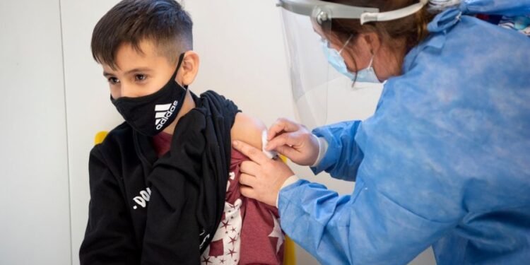 Comenzarán a vacunar con terceras dosis a niños de entre 5 y 11 años