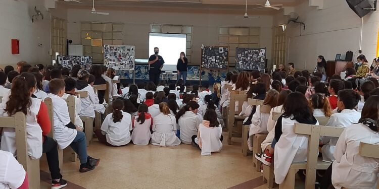 Dictan charlas sobre salud animal en las escuelas